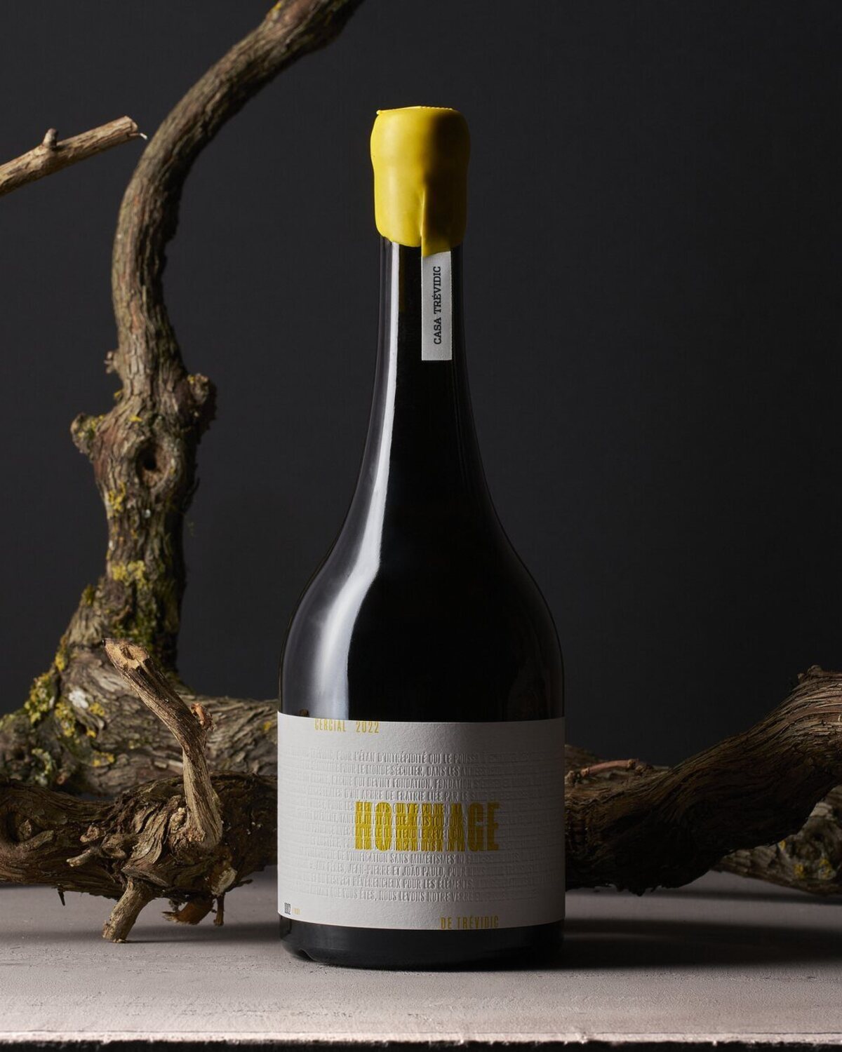 Hommage white wine with a yellow capsule